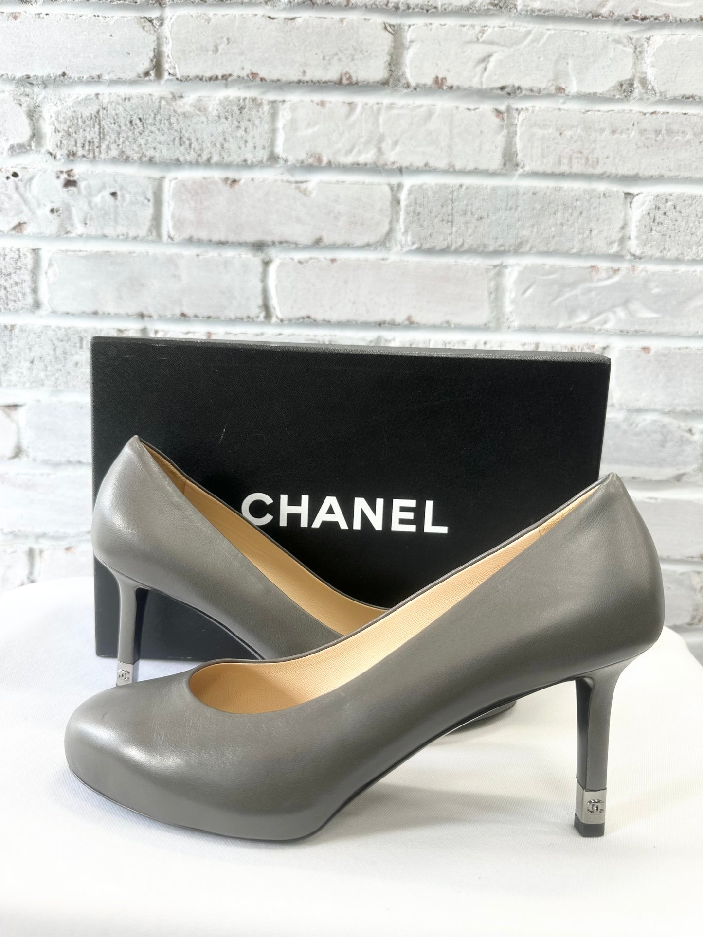 Chanel lambskin Pumps