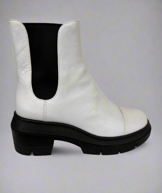 STUART WEITZMAN Leather Pull On Booties White Size 7 Wide